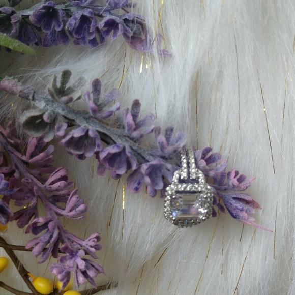 Beautiful Simulated 925 Engagement ring - Picture 8 of 11